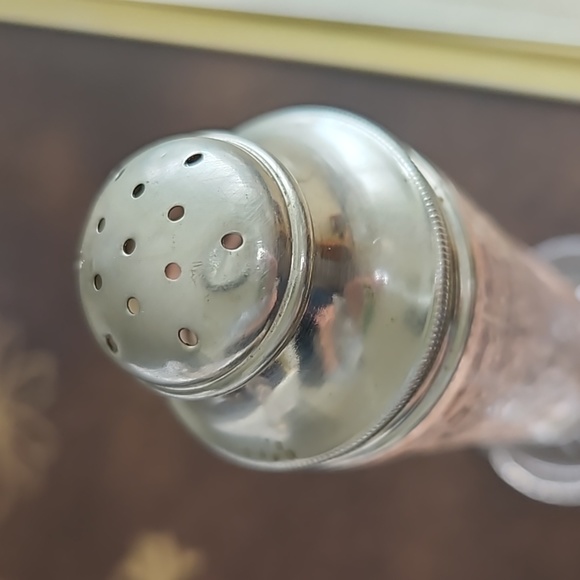 SOLD   Royal Lace Pattern Pink Depression Glass Salt and Pepper Shakers Set - Picture 9 of 9